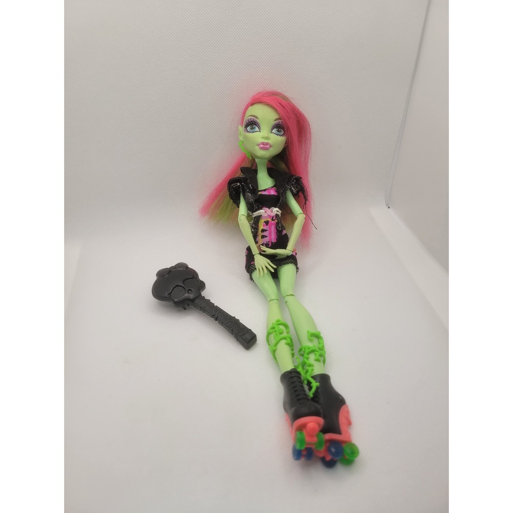 Monster High Venus McFlytrap Roller Maze Doll with Skates and Brush Mattel